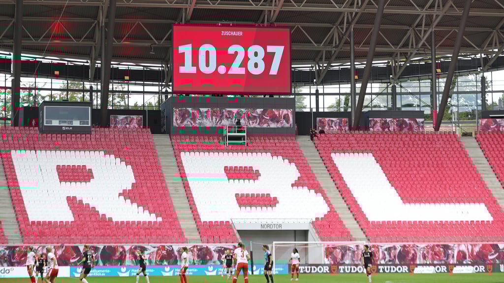 Rekordkulisse, aber mehr als drei Viertel des Stadions sind dennoch leer.