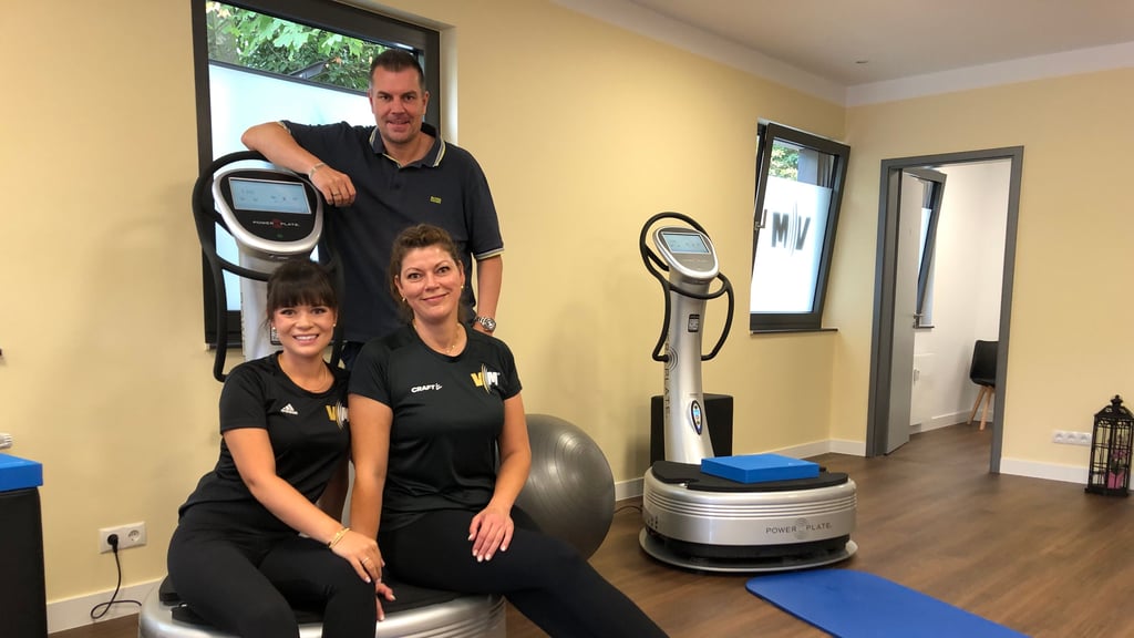 Christian Zeidler hat in Weißenfels ein neues Vimodrom-Fitnessstudio eröffnet. Die Coaches Anika Zeidler (r.) un d Jennifer Ho betreuen die Nutzer.