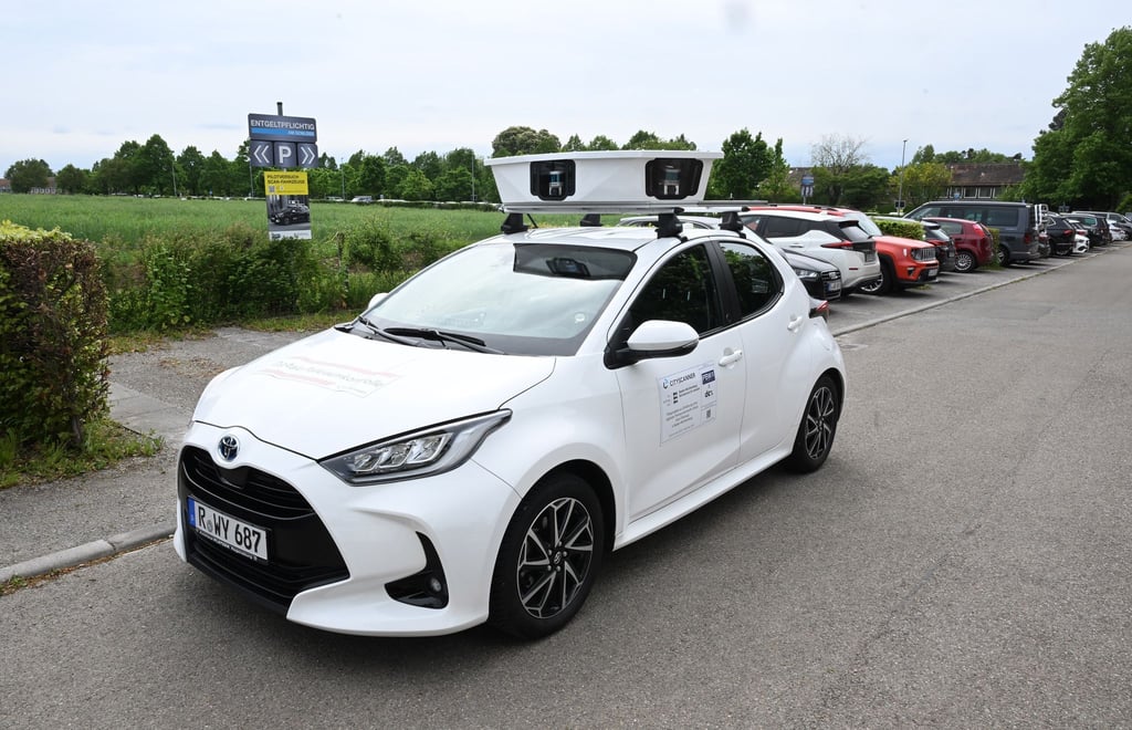 Heidelberg setzt als eine der ersten Kommune bundesweit auf ein Scan-Auto im Kampf gegen Parksünder - hier ein Scan-Fahrzeug bei einem Modellversuch auf dem Parkplatz der Universität Hohenheim bei Stuttgart. (Archivbild)