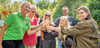 Kitaleiterin Miriam von Saleski (links) stößt am Freitagnachmittag mit Eltern auf 20 Jahre Neubau des Waldkindergartens an. Dieses Jubiläum wurde mit einem bunten Nachmittag groß gefeiert.