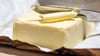 Für Butter müssen Verbraucher nun weniger bezahlen. (Symbolbild)