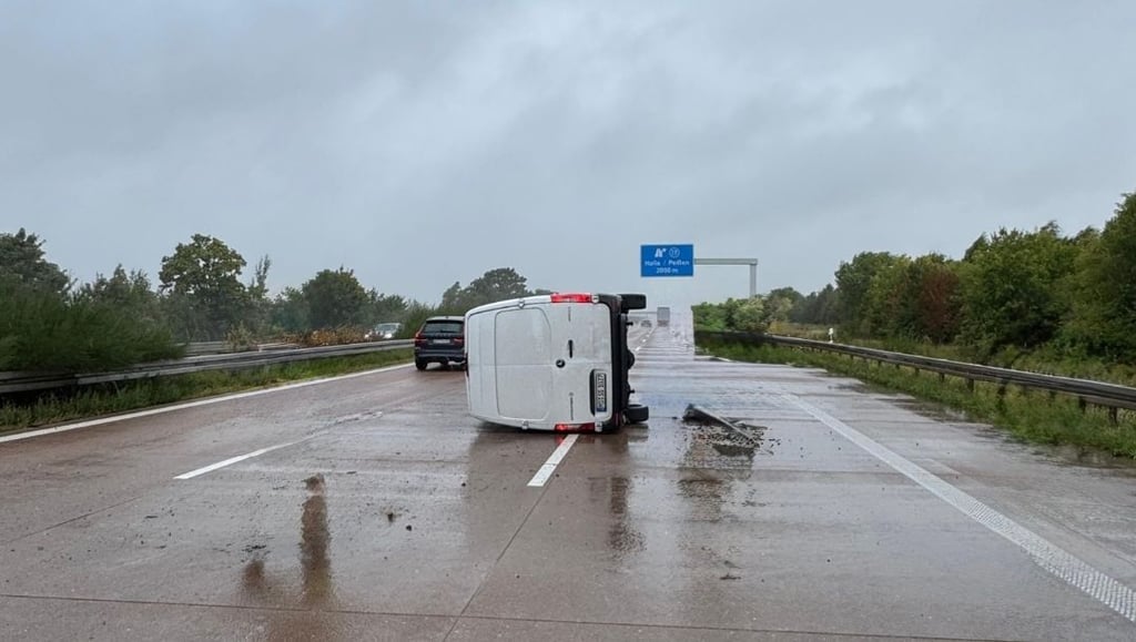 Ein Transporter krachte in die Leitplanke und kippte anschließend auf die Seite.