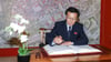 Nordkoreas Botschafter Pak Nam Yong, hier 2018, trägt sich ins Goldene Buch ein.