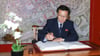 Nordkoreas Botschafter Pak Nam Yong, hier 2018, trägt sich ins Goldene Buch ein.
