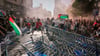 Proteste durchkreuze Vuelta: Demonstranten blockieren die Straße.