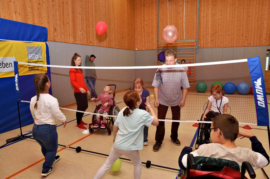 „Rollis“ und andere Kinder waren beim Spiel „Ball über das Netz“ mit viel Eifer gemeinsam bei der Sache.