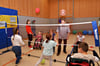 „Rollis“ und andere Kinder waren beim Spiel „Ball über das Netz“ mit viel Eifer gemeinsam bei der Sache.