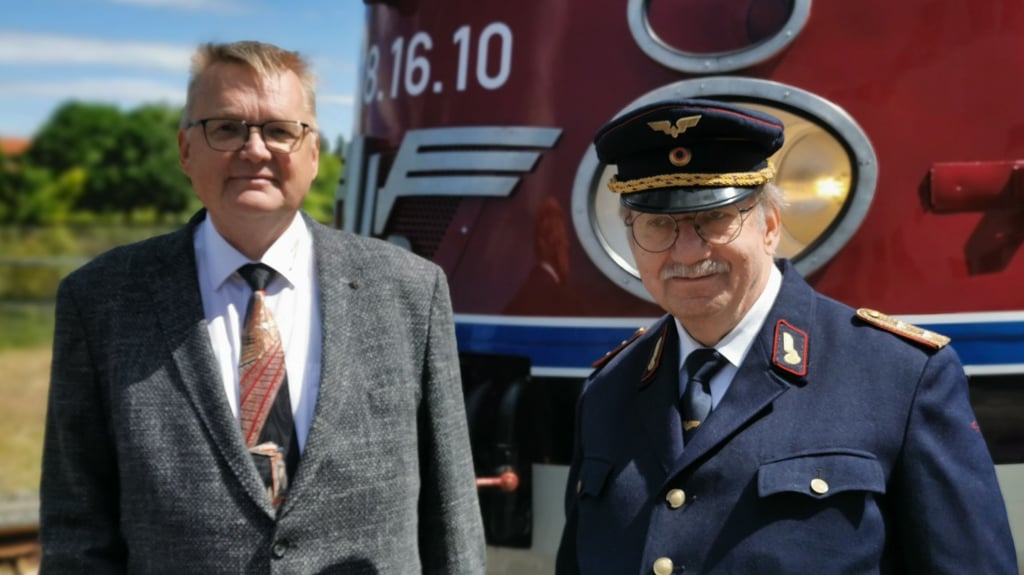 Mario Lieb (links) und sein Team von SVT Görlitz gGmbH müssen wohl noch länger warten, bis der Schaffner freie Fahrt gibt für den SVT in Halberstadt.
