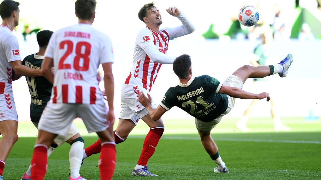 An der Schulter verletzt: Kölns Rav van den Berg (Mitte) im Zweikampf mit Wolfsburgs Joakim Maehle