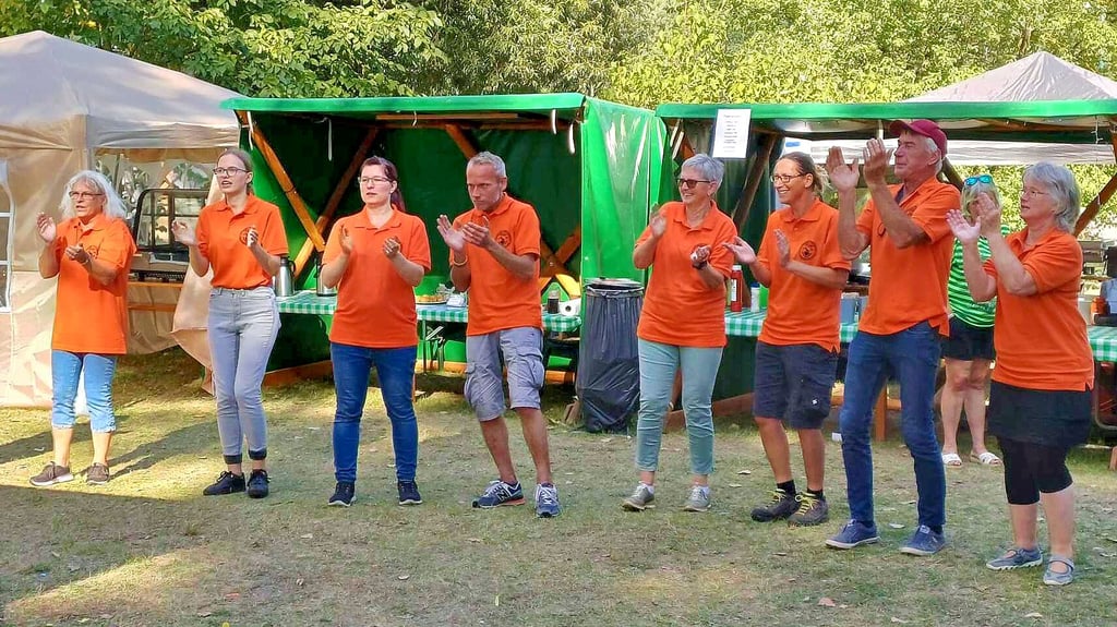 Am Ende der drei Tage bedankt sich der Annaburger Verein mit der „Neuhäuserhymne“ bei allen Gästen und Unterstützern des Wohngebietsfestes.
