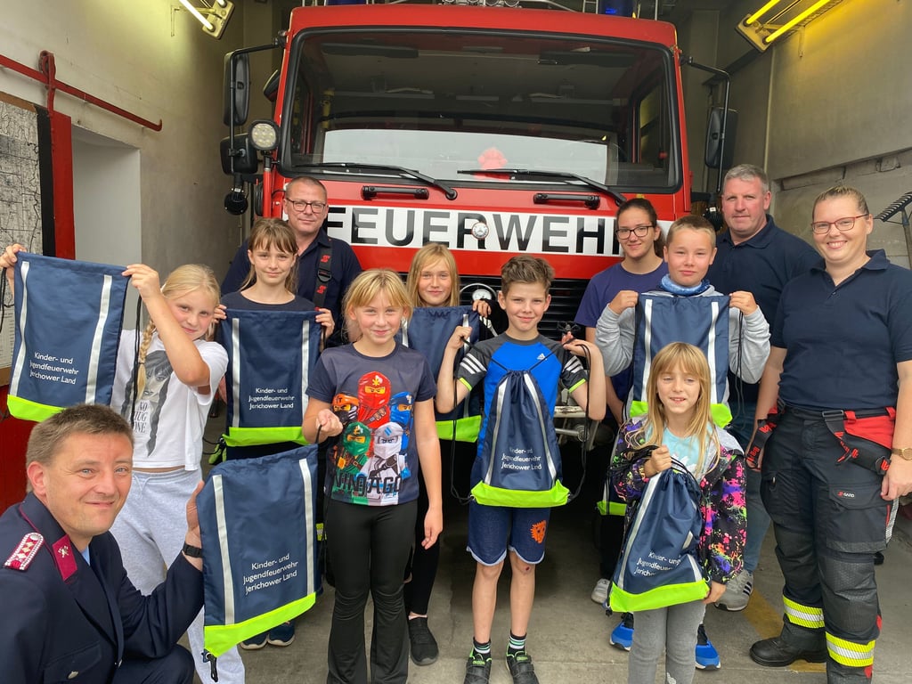 Der Kreisfeuerwehrverband hat der Jugendgfeuerwehr jetzt Starterpakete übergeben.