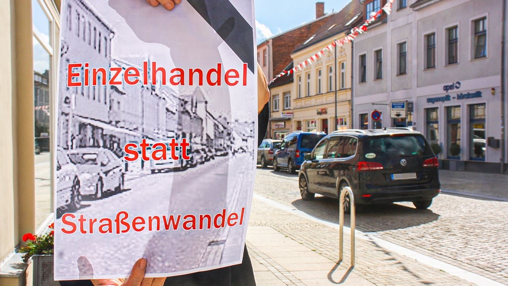 Händler aus der Breiten Straße in Osterburg protestieren mit Plakaten gegen eine autofreie Zone.