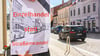 Händler aus der Breiten Straße in Osterburg protestieren mit Plakaten gegen eine autofreie Zone.