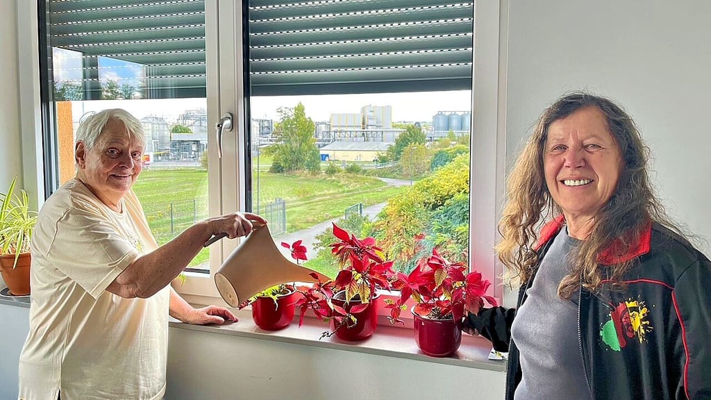 Auch um die Blumen kümmert sich Helga Dittmann, hier mit Tierheimleiterin Eva Maria Bauer.