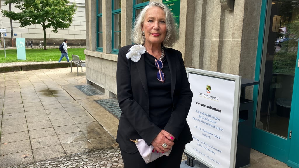 Sylvia Salomon hilft, Referendare der MLU das Unrecht der NS-Zeit näherzubringen.