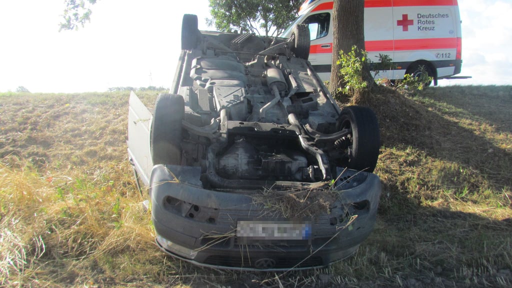 Bei einem Unfall auf der L15&nbsp; überschlug sich ein 52-Jähriger mit seinem Auto mehrfach.