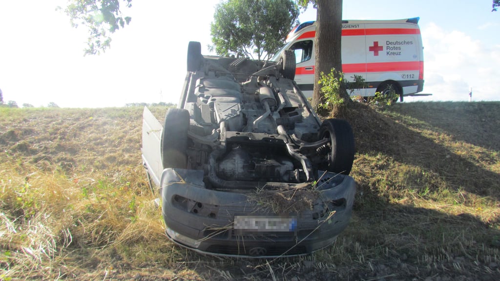 Bei einem Unfall auf der L15 überschlug sich ein 52-Jähriger mit seinem Auto mehrfach.