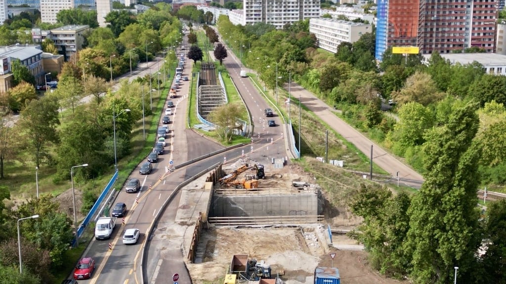 Einspurig vorbei: die Großbaustelle am Rennbahnkreuz in Halle.