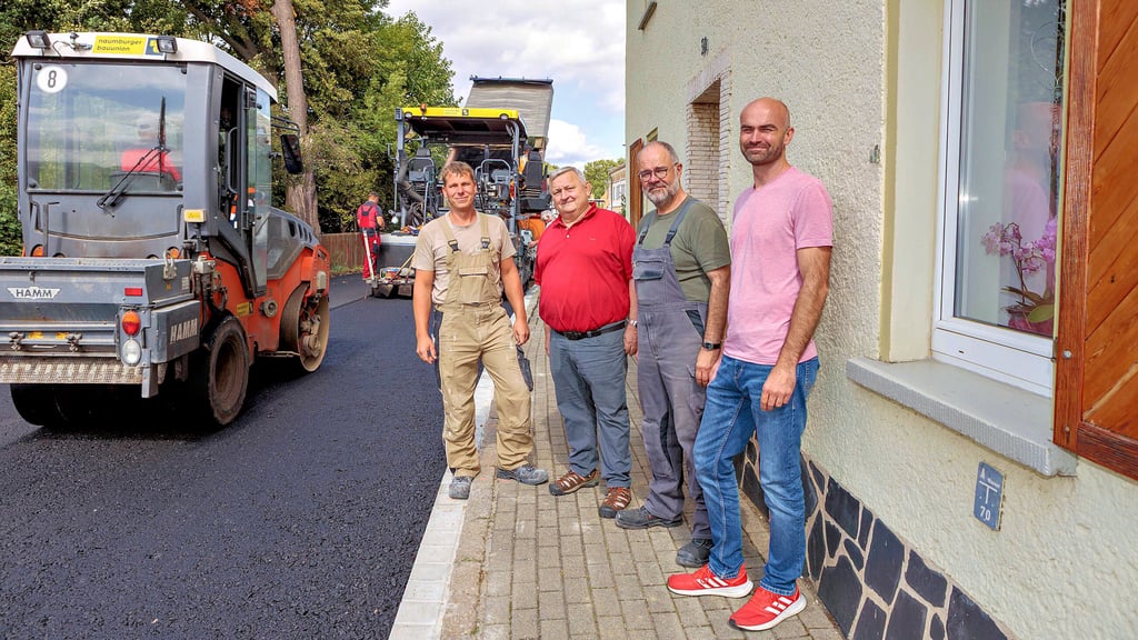 In Heuckewalde wird gerade der "„Damm" saniert. Dabei gibt es ein gutes Miteinander von Baufirma, Gemeinde und Anwohnern. Auf dem Bild zu sehen sind Steve Pöller, Steffen Kühn, Bürgermeister Karsten Beyer sowie André Priester (v.l.n.r.).