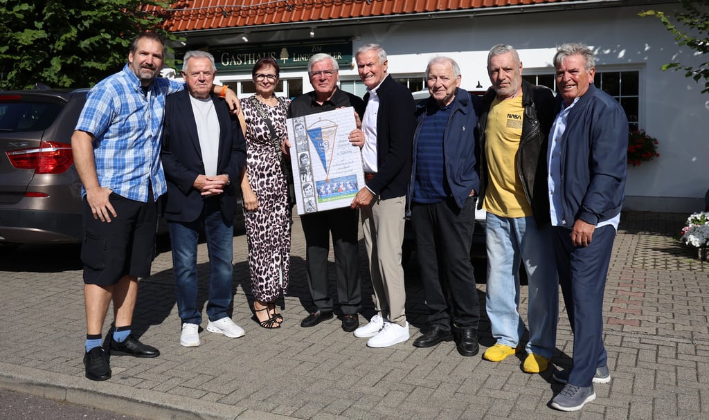 Zum Geburtstag viel Glück und fürs weitere Leben viel Gesundheit hieß es am Sonntag am „Lindenweiler“ (v. l.): Christian Beer, Hans Jürgen Hermann, Kerstin und Wolfgang „Paule“ Seguin, Jürgen Brennecke, Manfred Zapf, Axel Tyll und Martin Hoffmann.