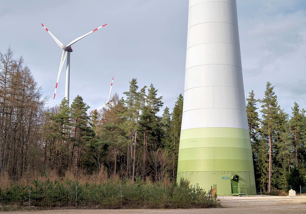 Forstbesitzer Mathias von Bredow möchte in dem Wald rund um Uchtspringe neun Windräder errichten, um den Umbau von Kiefern- auf Mischwald zu finanzieren.