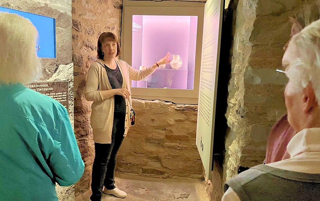 Leiterin Christiane Heinevetter führt durch das Museum.