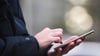 Weil man nicht immer im Netz sein kann: Bei vielen Wohnungs-Marktplätzen im Internet lässt sich ein Wecker einrichten, der einen über neue Inserate mit den passenden Kriterien informiert.
