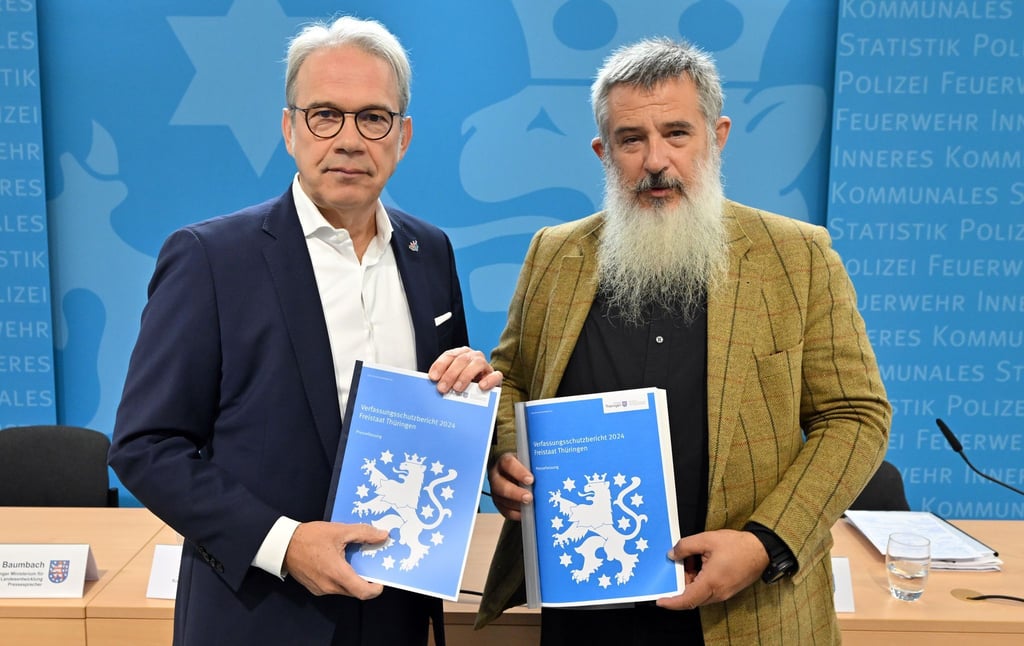 Thüringens Innenminister Georg Maier (SPD) und der Präsident des Landesverfassungsschutzes, Stephan Kramer (r), stellen den neuen Verfassungsschutzbericht vor.