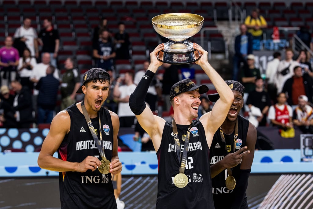 Andreas Obst (M.) streckt den Europameisterschaftspokal in die Höhe.