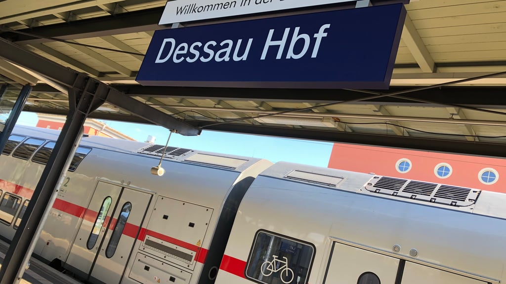 IC-Züge halten nur außerplanmäßig in Dessau, hier bei einer Umleitung. Die Landesregierung fordert für Sachsen-Anhalt bessere Anschlüsse im Fernverkehr – nur eines von vielen Bahn-Problemen im Land.