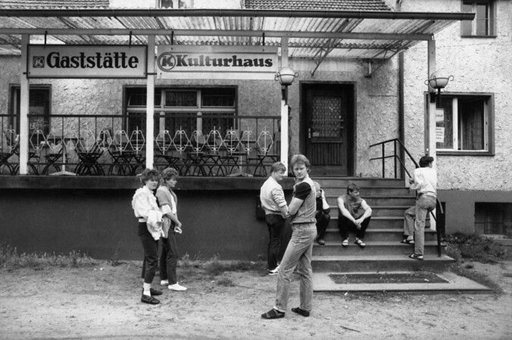 Eines der Fotos in der Ausstellung „Voll der Osten. Leben in der DDR“ in der Magdeburger Hochschulbibliothek.