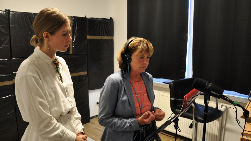 Regisseurin Tetiana Vysotska (li.) und Marina Conradi bei der Vertonung des Filmes Sie und der Krieg in Genthin