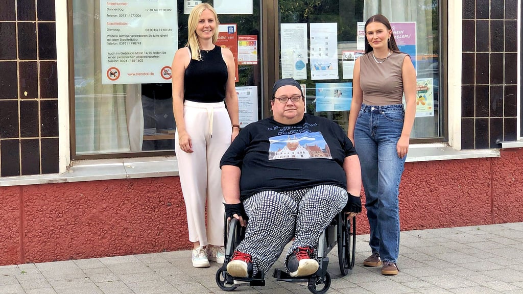 Christian Hauer gehört mit Johanna Michelis (links) und Vanessa Böttcher vom Örtlichen Teilhabemanagement des Landkreises Stendal zur Interessengruppe „Barrierefreies Stendal“.