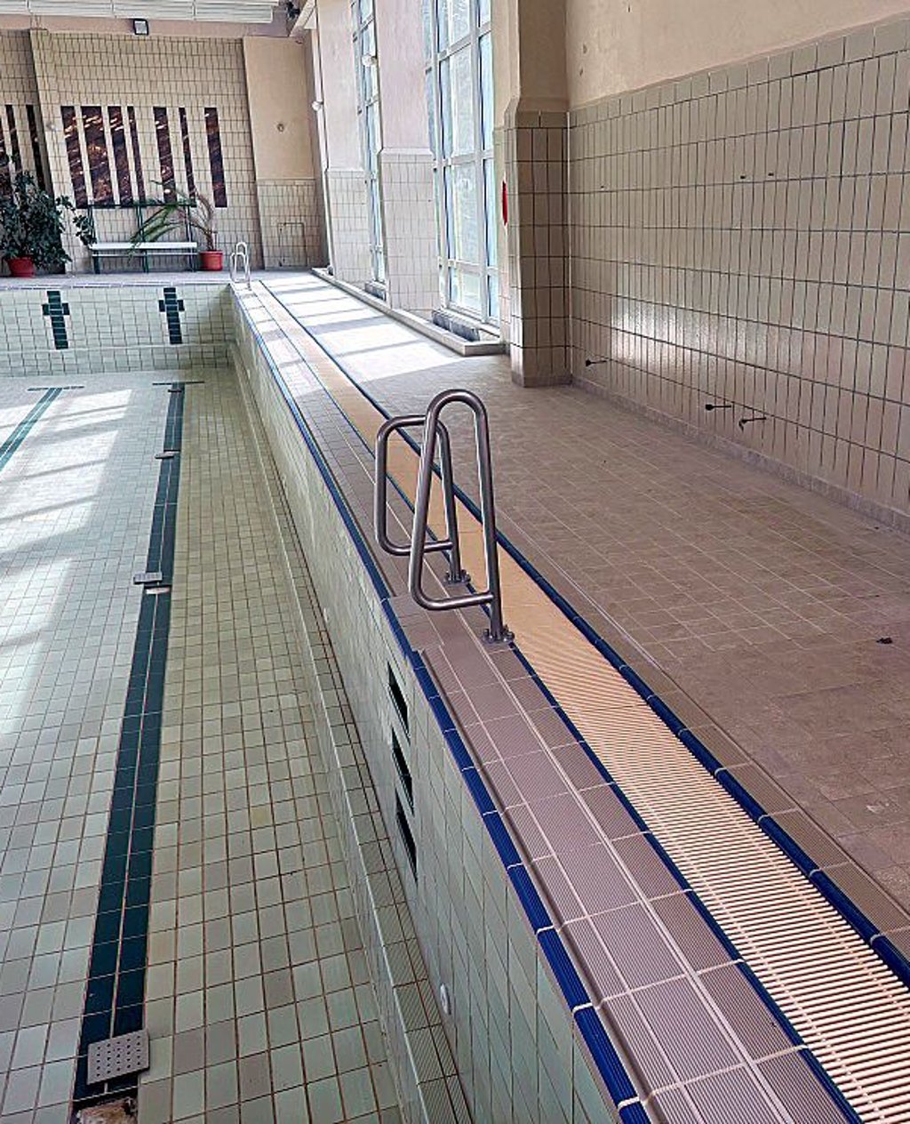 Neue Fliesen am Schwimmerbecken im Hallenbad.