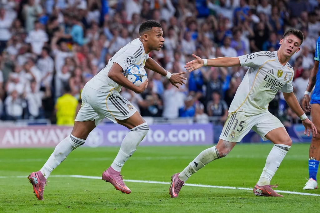Kylian Mbappé (links) nach seinem Treffer zum 1:1