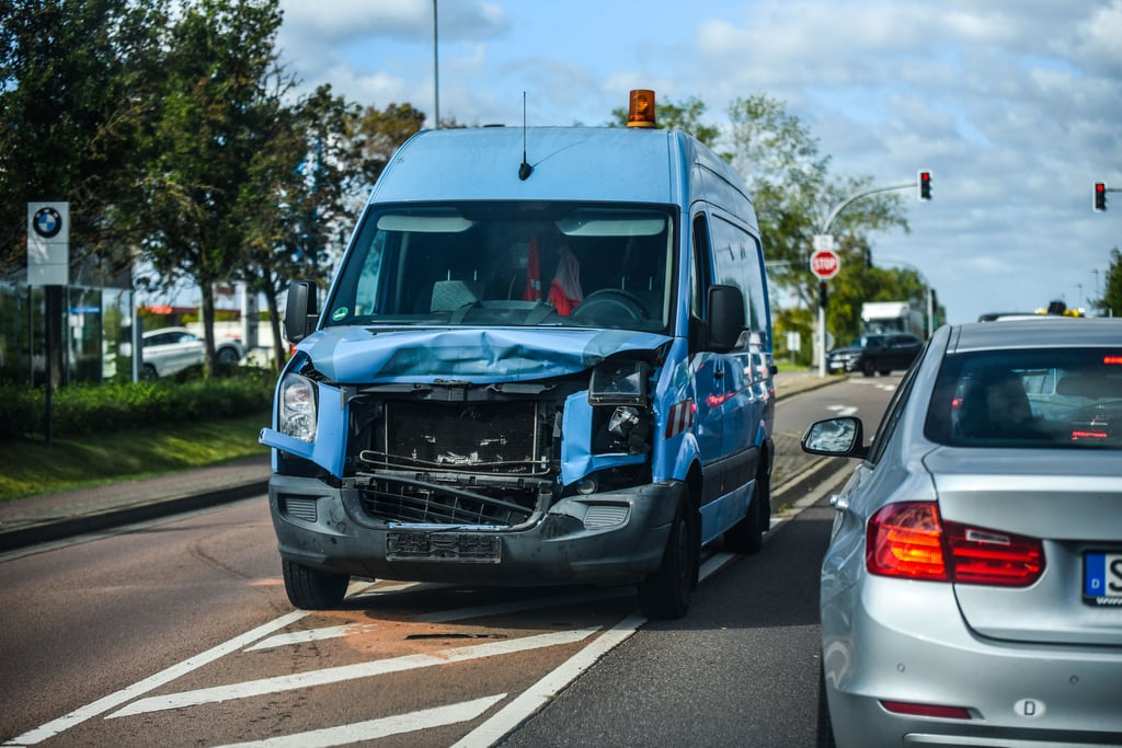 Zwei Autos wurden bei einem Unfall in Merseburg stark beschädigt.