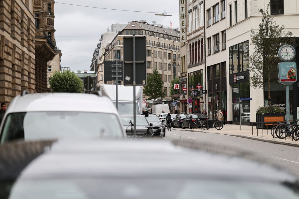 Unter anderem in Hamburg werden Objekte durchsucht.
