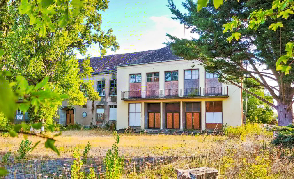 Das Kulturhaus Krumpa am Geiseltalsee steht erneut zur Versteigerung. Die denkmalgeschützte DDR-Immobilie soll verkauft werden – die Ideen reichen von einer Musikakademie bis zur Paintball-Halle.