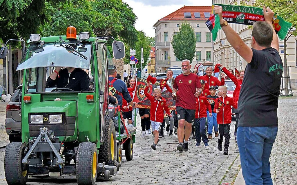 Viele Vereine und Gruppen nehmen an dem Dreh teil, es wird applaudiert, gefeiert, gelacht und gesungen.