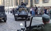 Historische Militärfahrzeuge fuhren am 17. Mai 2013 am Rande eines Filmsets in Halberstadt an Schaulustigen vorbei. Dort fanden Dreharbeiten für den Film „The Monuments Men“ mit US-Filmstar George Clooney statt. 
