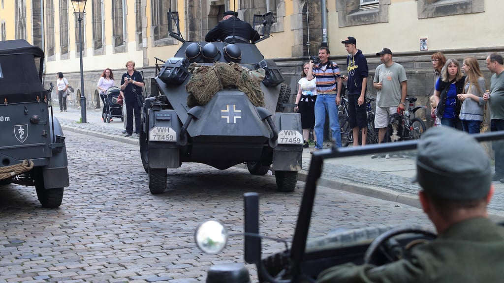 Historische Militärfahrzeuge fuhren am 17. Mai 2013 am Rande eines Filmsets in Halberstadt an Schaulustigen vorbei. Dort fanden Dreharbeiten für den Film „The Monuments Men“ mit US-Filmstar George Clooney statt.