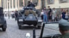Historische Militärfahrzeuge fuhren am 17. Mai 2013 am Rande eines Filmsets in Halberstadt an Schaulustigen vorbei. Dort fanden Dreharbeiten für den Film „The Monuments Men“ mit US-Filmstar George Clooney statt. 