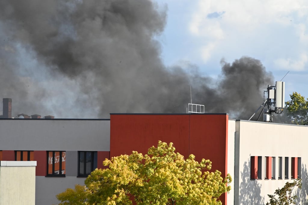 Dichter Rauch steht über dem Stadtarchiv in Magdeburg.