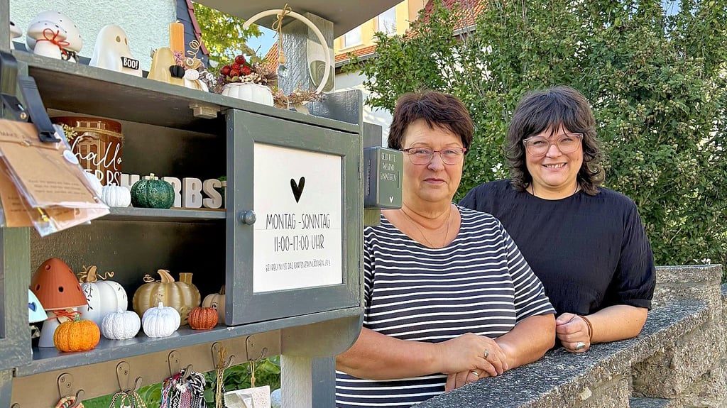 Im Merseburger Siegweg 7 bieten Susanne Jackenkroll (rechts) und ihre Mutter Sabine Krause ihre handgemachten Produkte im „Gartenzaunlädchen“ an(.