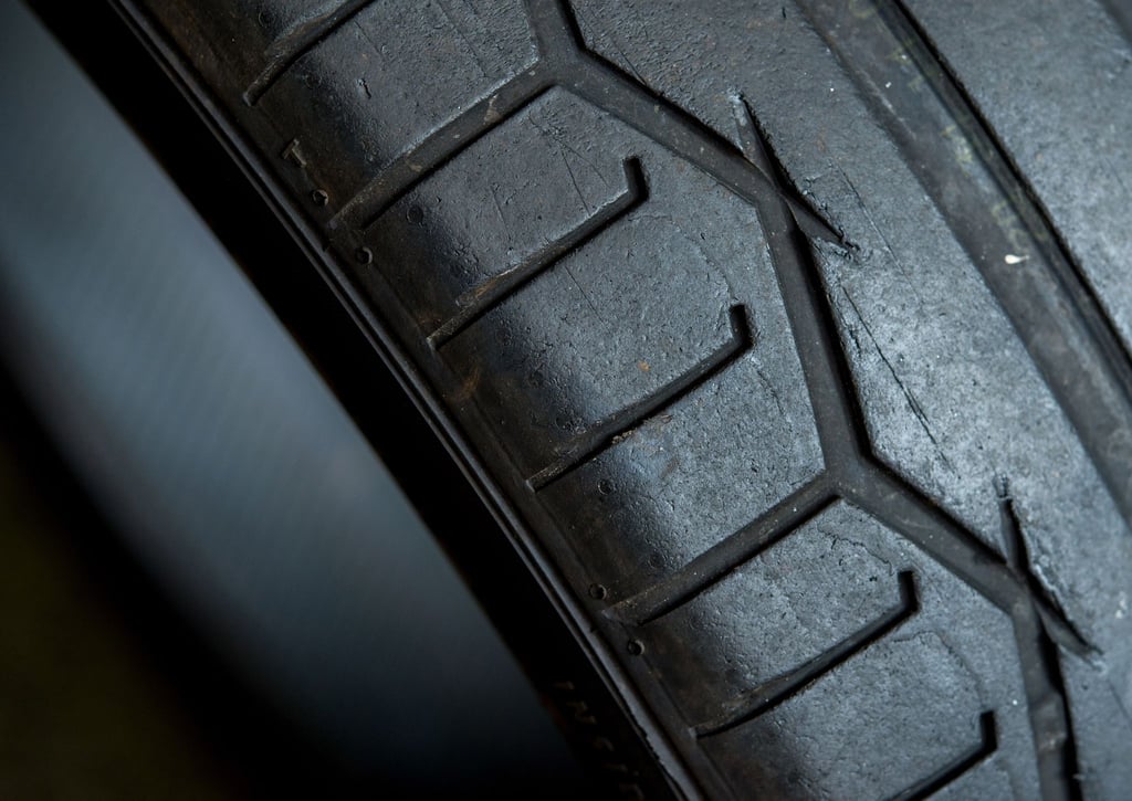 Nachts haben Unbekannte in Bremen die Reifen von mehr als 80 Fahrzeugen zerstochen. (Symbolbild)
