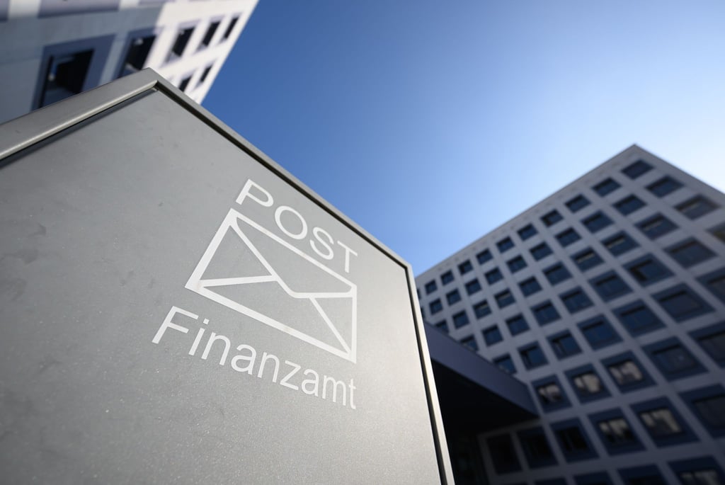 In den Finanzämtern gingen bis Mitte August in diesem Jahr rund eine Million Steuererklärungen von Arbeitnehmern und Rentnern ein. (Archivbild)