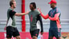 Bayern-Trainer Vincent Kompany (r) und Torjäger Harry Kane (l) beim Abschlusstraining vor dem Auftaktspiel gegen Chelsea.