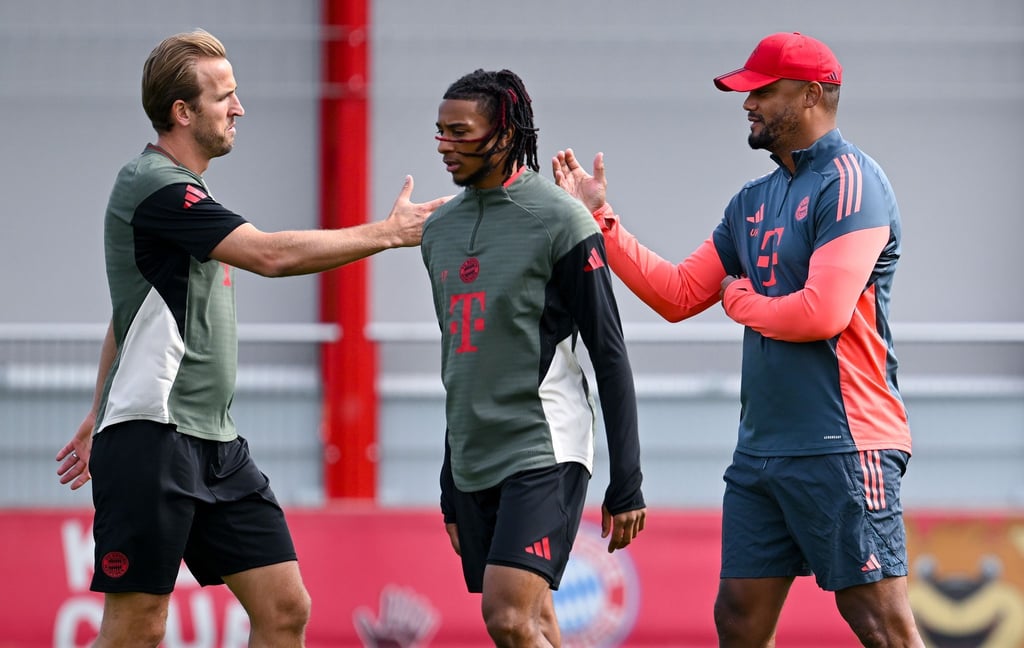 Bayern-Trainer Vincent Kompany (r) und Torjäger Harry Kane (l) beim Abschlusstraining vor dem Auftaktspiel gegen Chelsea.