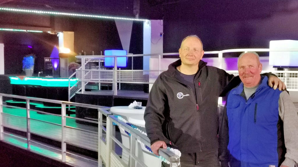 Steffen Putzker (links) und sein Vater Burkhardt – einer der vielen Helfer – freuen sich auf die erste große Fete in der Pumpe.