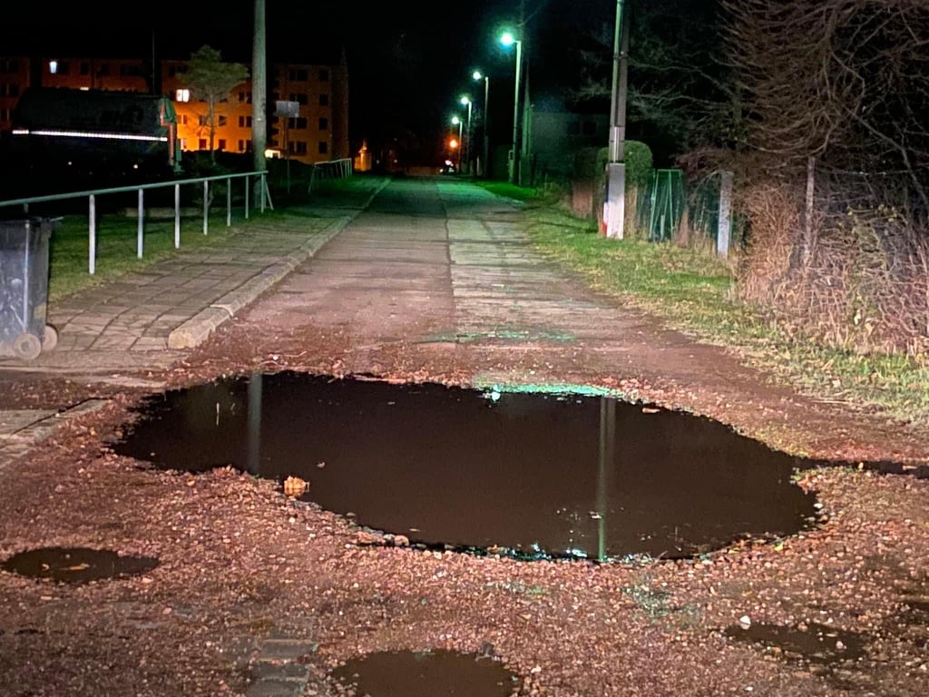 Milliarden vom Bund für Sachsen-Anhalts Städte und Gemeinden: Defekte Straßen - hier an einem Sportplatz in Könnern - zählen zu den Mängeln, die die Kommunen jetzt angehen können.